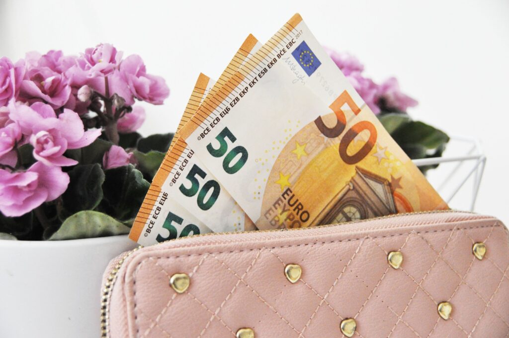 euros ga04e32068 1920 1024x680 - 財布の色はピンクがおすすめ【風水でパワーアップ】
