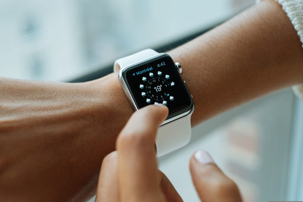 smart watch g3c2c100d4 1920 1024x683 - 触られる夢占い！知っておきたい意味やメッセージを教えます