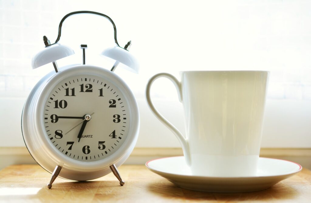 alarm clock g919734f96 1920 1024x668 - 行政書士合格へ必要な学習時間と使い方！
