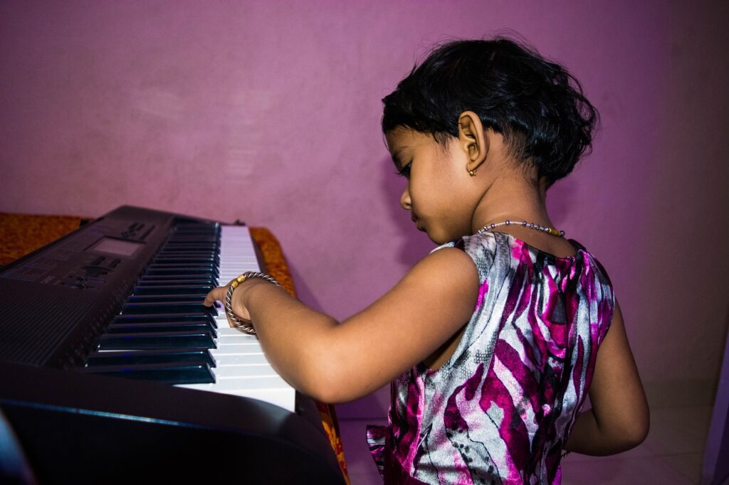 cute girl playing piano 1628763 1280 1024x682 - 【2020年最新】最安の函館のおすすめ・人気のピアノ教室ランキングと口コミ