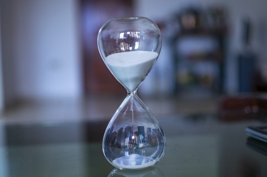 hourglass 5053101 1280 1024x682 - FP3級の試験時間はどれくらい？当日のスケジュールや注意点を解説