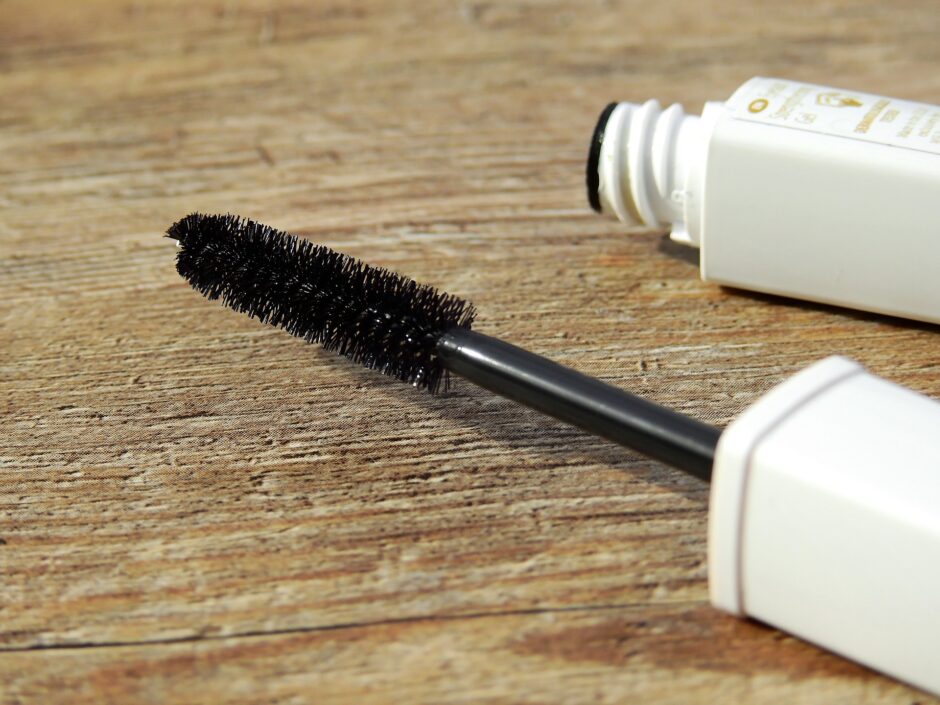 cosmetics gcadda729e 1920 940x705 - まつげパーマ女子の おすすめマスカラとは