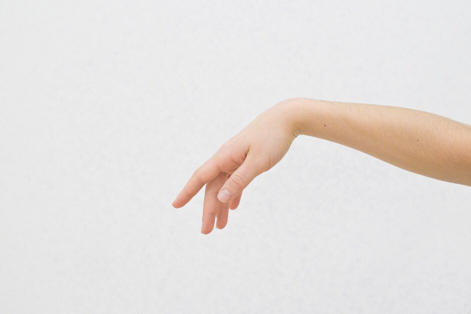 手相を見てみよう!小指と薬指の間の線について nadin mario dF dOVc4mZk unsplash 1 940x627 - 手相を見てみよう!小指と薬指の間の線について