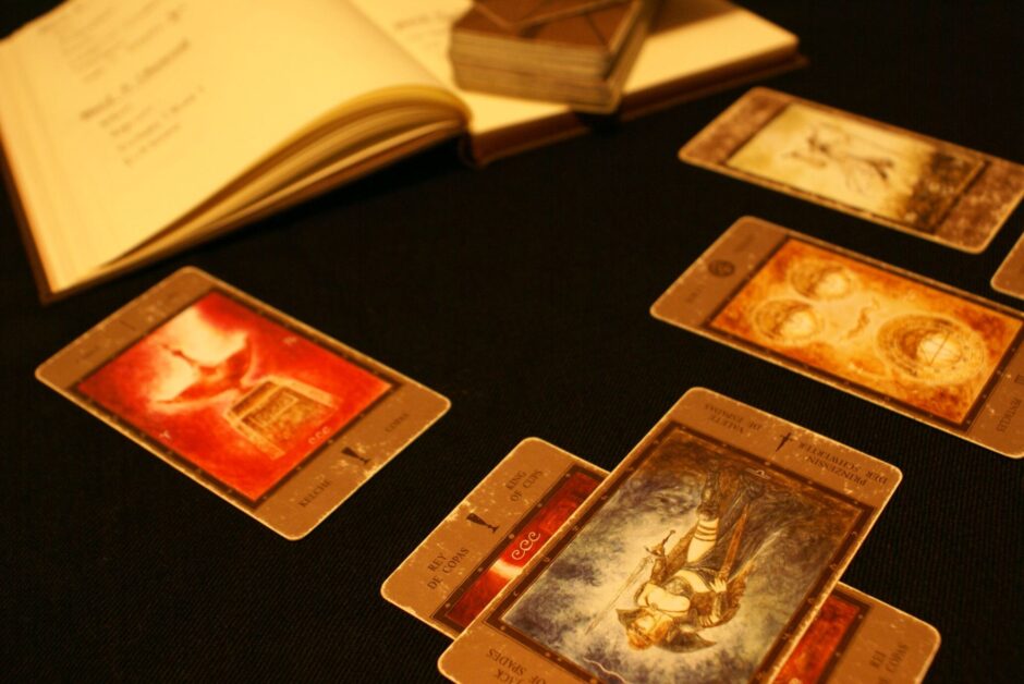 pixta 1841198 M 940x628 - ルーン占いのやり方や文字の種類とは？本格的なプロ鑑定士もご紹介