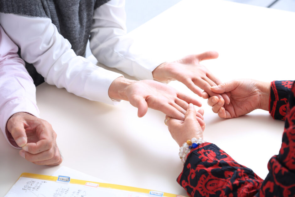 pixta 27612661 M 940x627 - 特別な証！？複数の枝分かれした知能線を持つ意味を徹底解説！