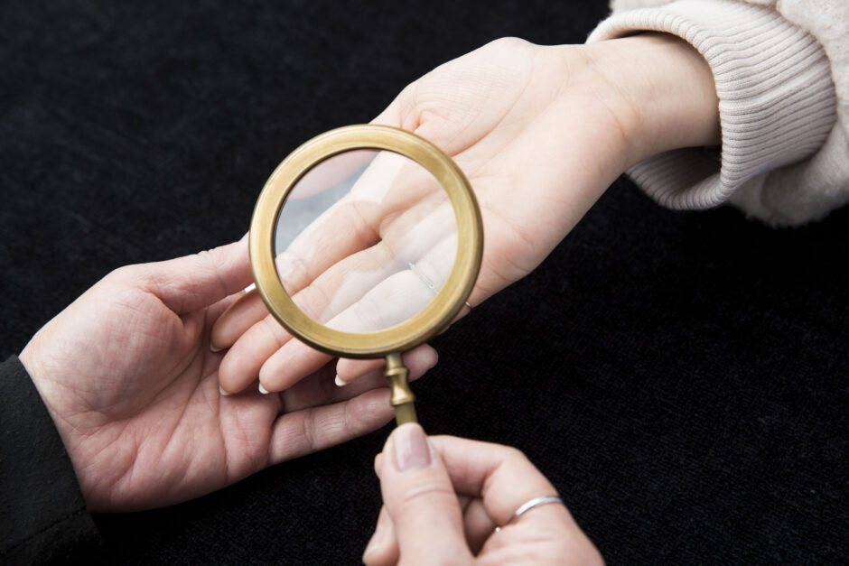 pixta 28637531 M 940x627 - 不吉な前兆！？途切れている生命線を解説！