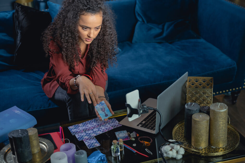 pixta 62152033 M 940x627 - 【占い師が多い街・新宿】どこのお店や誰を指名すれば当たる？