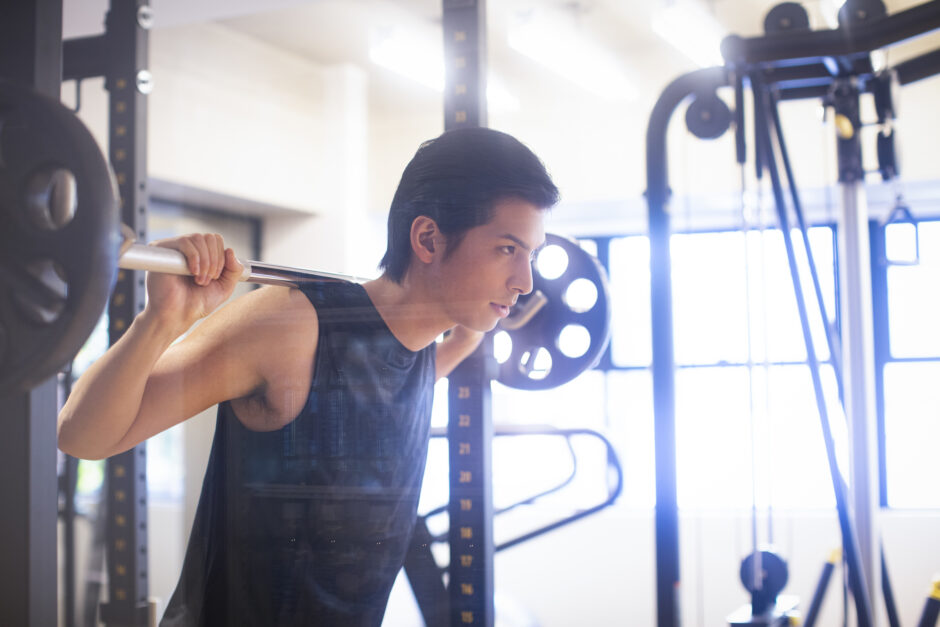 pixta 63625956 M 1 1 940x627 - 【2022年最新版】中間でダイエットや筋トレにおすすめの"安い"スポーツジム、フィットネス、パーソナルトレーニング、ヨガ、キックボクシング等5選(24時間営業・プール付き・女性専用・無料体験あり)