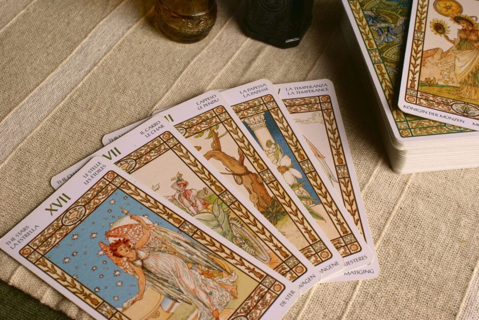 pixta 7292663 M 940x629 - タロットカードの愚者とは？正位置と逆位置で意味を紹介！