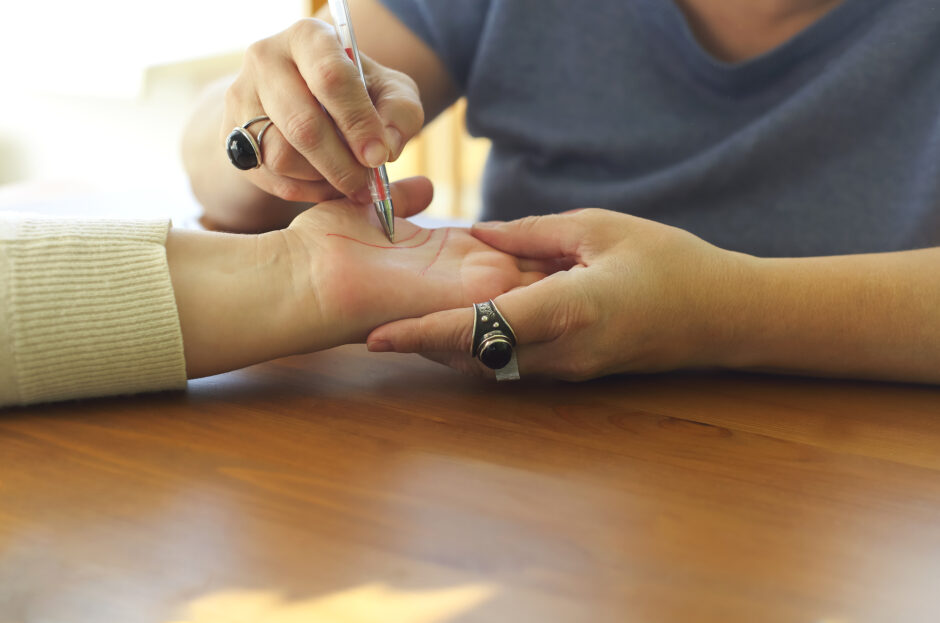 pixta 90378339 M 940x623 - 手相を見てみよう！人差し指の下にある十字線の意味って？