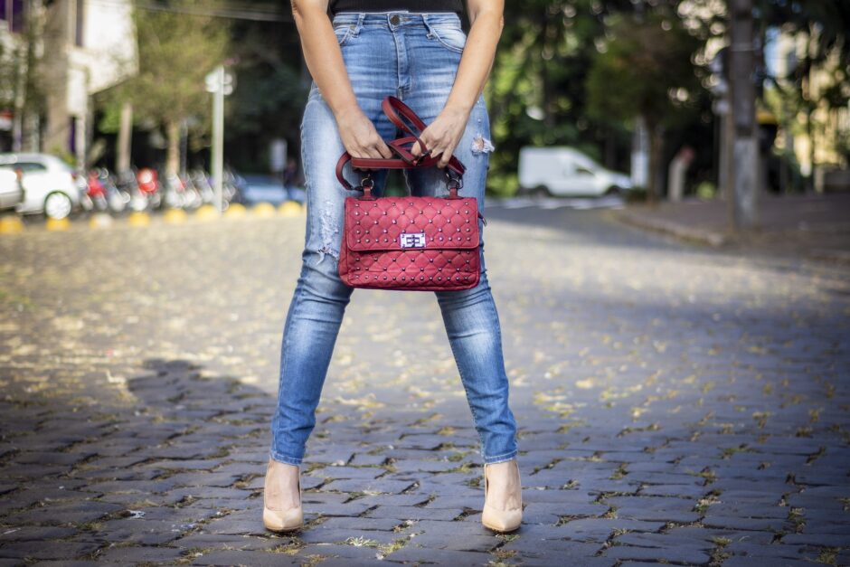 woman gb50972c36 1920 940x627 - 風水においてバッグを捨てること