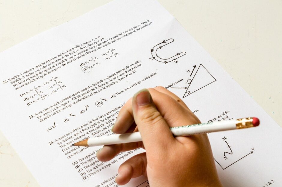 FP2級の受験資格は?受けやすい受験資格についても解説 homework 2521144 1280 940x626 - FP2級の受験資格は?受けやすい受験資格についても解説
